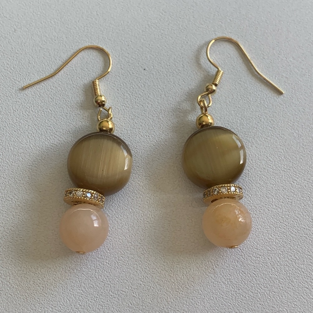 Elegant Gold and Cream Beaded Earrings Made from Agate and Jade Stones - Picture 6 of 7